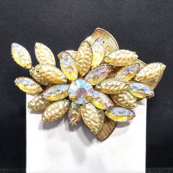Vintage 1950s Molded Lava Glass Aurora Borealis Rhinestone Floral Brooch - Picture 10 of 10